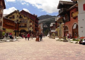 Les pavés béton URBAMAT posés aux ARCS 1950