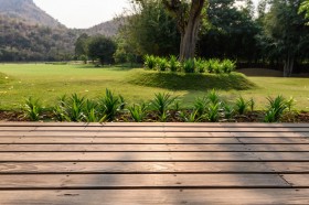 Réussir la pose de sa terrasse en bois en fonction de votre terrain 