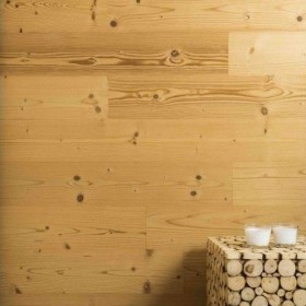 Lames de bois brut à finir : un revêtement mural adhésif proposé par byB7